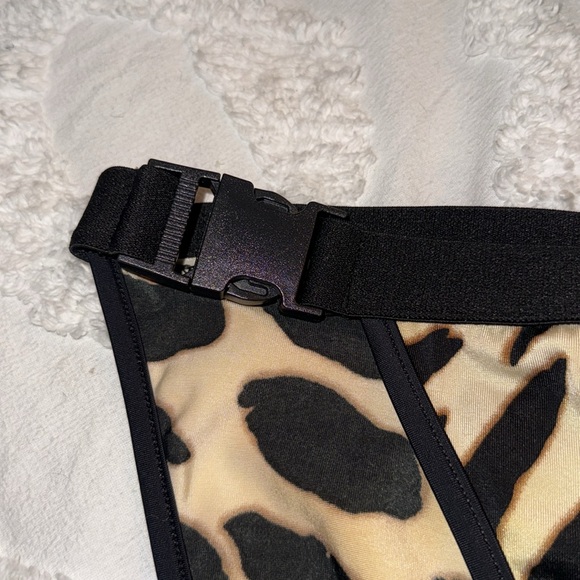 No apparel men’s animal print cheetah leopard asymmetrical buckle speedo - Picture 7 of 10